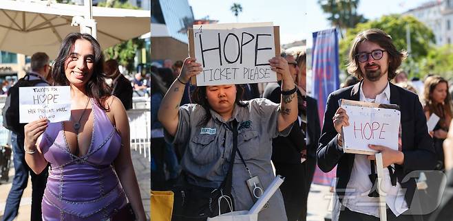 제79회 칸 국제영화제 경쟁부문 진출작인 나홍진 감독의 영화 ‘호프’ 글로벌 첫 시사회가 열린 17일(현지시간) 프랑스 남부 소도시 칸 팔레 데 페스티발(Palais des Festivals) 앞에서 표를 구하지 못한 팬들이 티켓을 구하는 손팻말을 들고 있다. 2026.5.18 ⓒ 뉴스1 이준성 특파원