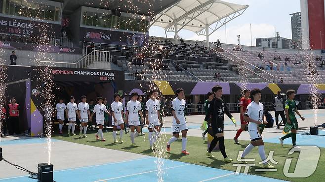23일 오후 경기 수원시 수원종합운동장에서 열린 2025-2026 아시아축구연맹(AFC) 여자 챔피언스리그(AWCL) 결승 북한 내고향여자축구단과 도쿄 베르디의 경기에서 양팀 선수들이 피치로 나오고 있다. 2026.5.23 ⓒ 뉴스1 박지혜 기자