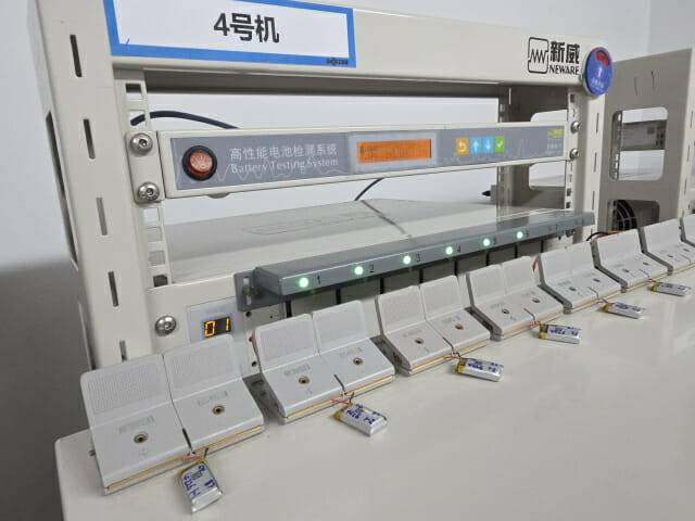 중국 선전에 위치한 샥즈 랩. 배터리 검사를 진행하고 있다.(사진=지디넷코리아)
