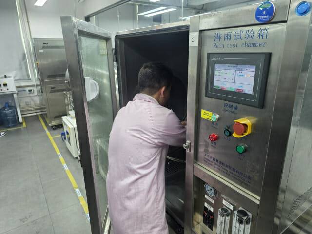 중국 선전에 위치한 샥즈 랩. 연구원이 우천 환경에서 제품을 테스트하고 있다.(사진=지디넷코리아)