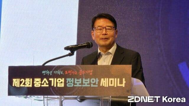 윤오준 중앙대 특임교수(전 국정원 3차장)이 22일 열린 제 2회 중소기업 정보보안 세미나에서 기조강연을 하고 있다.