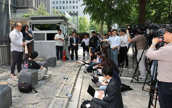 민경권 주주운동본부 대표가 18일 서울 여의도 한국예탁결제원 앞에서 삼성전자 주주 서한문 발표 기자회견을 하고 있다. 연합뉴스.