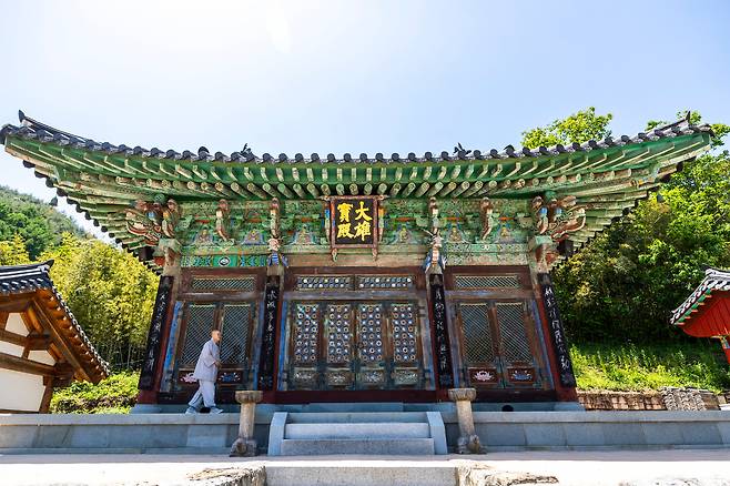 TV '공양간 셰프들'에서 사찰음식 대가 6인 중 한명으로 출연했던 대안 스님이 주지로 있는 경남 산청 지리산 자락의 '금수암'. 투박한 듯 아기자기한 멋이 느껴지는 꽃문살이 금수암의 표정을 말해준다. / 이신영 영상미디어 기자