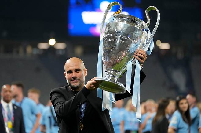 <YONHAP PHOTO-6862> FILE - Manchester City's head coach Pep Guardiola holds the trophy after winning the Champions League final soccer match between Manchester City and Inter Milan at the Ataturk Olympic Stadium in Istanbul, Turkey, Sunday, June 11, 2023. Manchester City won 1-0. (AP Photo/Francisco Seco, File) FILE PHOTO/2026-05-22 21:35:14/<저작권자 ⓒ 1980-2026 ㈜연합뉴스. 무단 전재 재배포 금지, AI 학습 및 활용 금지>