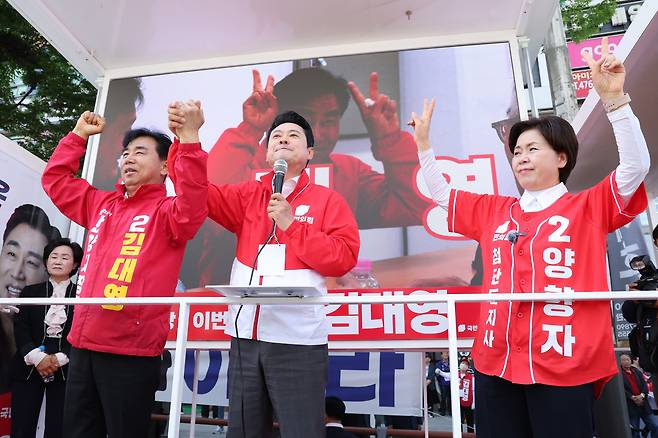 장동혁 국민의힘 대표가 22일 경기 안양시 범계사거리에서 시민들에게 양향자 경기도지사 후보, 김대영 안양시장 후보 지지를 호소하고 있다. /뉴스1
