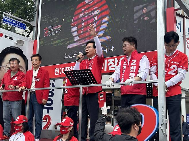 23일 대전 대덕구 신탄진시장에서 송언석 국민의힘 원내대표가 이장우 대전시장 후보 유세 지원에 나서 발언하고 있다. 안민기 기자