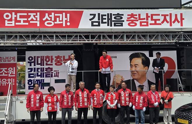 6·3 지방선거 공식 선거운동이 한창인 23일 신동욱 국민의힘 최고위원이 백제의 고도 부여를 찾아 대규모 집중유세를 펼치며 표심 잡기에 총력을 기울였다. 조정호 기자