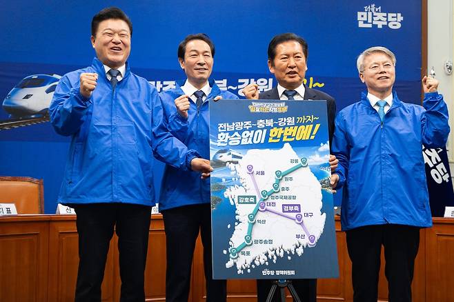 정청래 더불어민주당 대표와 강원·충북·전남광주 지자체장 후보가 19일 서울 여의도 국회에서 열린 강호축 철도망 합동공약 발표에서 기념 촬영을 하고 있다. 왼쪽부터 신용한 충청북도지사 후보, 우상호 강원특별자치도지사 후보, 정 대표, 민형배 전남광주통합특별시장 후보. 뉴스1
