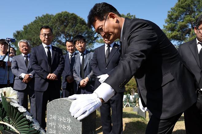 송영길 더불어민주당 인천 연수갑 국회의원 보궐선거 후보가 18일 오전 광주 북구 망월동에 위치한 민족민주열사묘역(구묘역)에서 이한열 열사 묘역을 둘러보고 있다. 광주=뉴스1