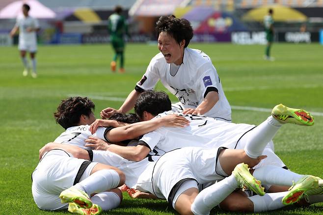 북한 내고향여자축구단 김경영이 23일 경기 수원시 수원종합운동장에서 열린 2025~2026 아시아축구연맹(AFC) 여자 챔피언스리그(AWCL) 도쿄 베르디(일본)와 결승에서 득점한 뒤 선수들과 기뻐하고 있다. 김영원 기자 forever@hani.co.kr