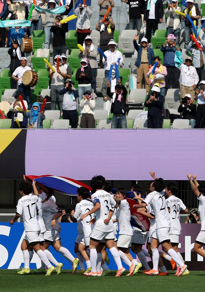 북한 내고향여자축구단이 23일 경기 수원시 장안구 수원종합운동장에서 열린 202-2026 아시아축구연맹(AFC) 여자 챔피언스리그(AWCL) 도쿄 베르디 벨레자와의 경기에서 승리해 인공기를 펼친 채 여자축구 공동응원단 앞을 달리고 있다. 김영원 기자 forever@hani.co.kr