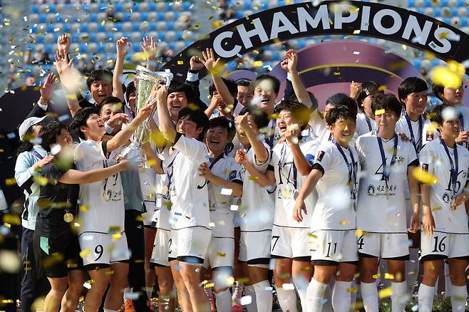 북한 내고향여자축구단이 23일 경기 수원시 장안구 수원종합운동장에서 열린 202-2026 아시아축구연맹(AFC) 여자 챔피언스리그(AWCL) 도쿄 베르디 벨레자와의 경기에서 승리해 기념사진을 찍고 있다. 김영원 기자 forever@hani.co.kr