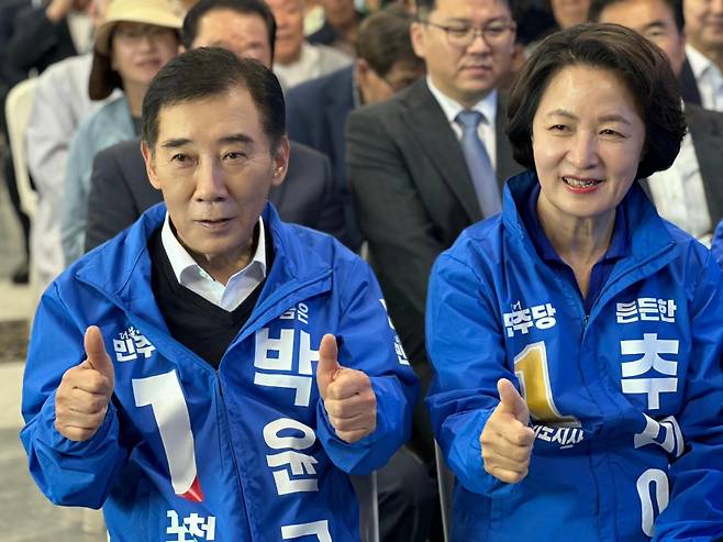 더불어민주당 박윤국(왼쪽) 포천시장 후보가 같은 당 추미애 경기도지사 후보와 함께 지지를 호소하고 있다. 캠프 제공