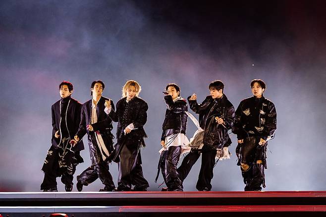 방탄소년단(BTS)이 지난 3월 21일 서울 광화문광장에서 'BTS 컴백 라이브: 아리랑' 발매 기념 컴백 공연을 하고 있다. 블룸버그는 광화문 공연이 가져올 경제적 파급효과를 약 1억7700만 달러(약 2700억원)로 추산했다. 빅히트 뮤직·넷플릭스 제공.