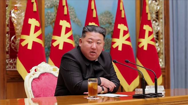 김정은 북한 국무위원장이 지난 17일 전군의 사·여단 지휘관들의 회합을 소집하고 남부국경을 지키는 제1선부대를 강화해 국경선을 ‘난공불락의 요새’로 만들기 위한 군사조직구조 개편 구상을 밝혔다고 조선중앙TV가 18일 보도했다. 연합뉴스