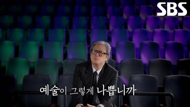 SBS <뉴-올드보이 박찬욱>에서 박찬욱 감독이 인터뷰에 응하고 있다. SBS 제공