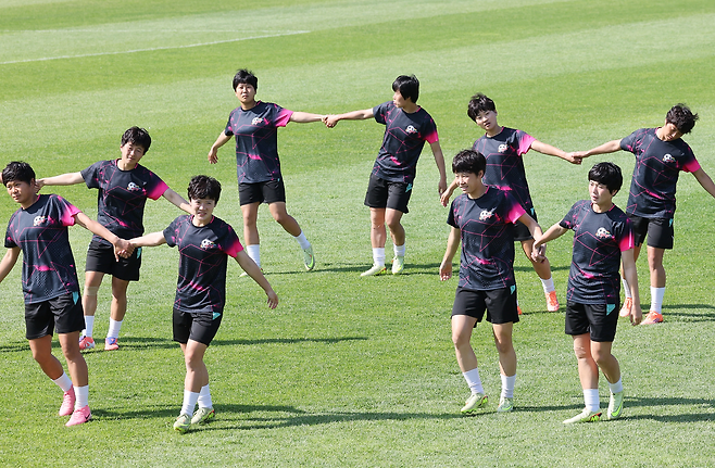 아시아축구연맹(AFC) 여자 챔피언스리그(AWCL) 결승에 진출한 내고향여자축구단 선수들이 22일 경기도 수원월드컵경기장 보조경기장에서 훈련하고 있다. 연합뉴스
