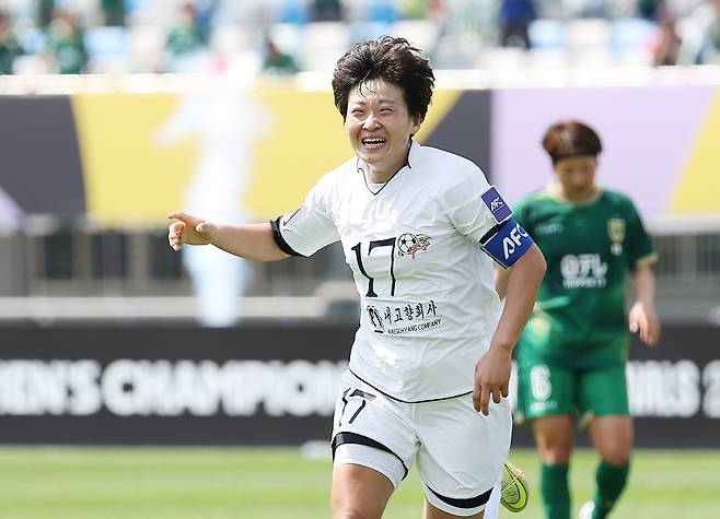 23일 수원 장안구 수원종합운동장에서 열린 아시아축구연맹(AFC) 여자 챔피언스리그(AWCL) 결승 내고향여자축구단과 도쿄 베르디 벨레자의 경기. 내고향 김경영이 골을 넣고 미소짓고 있다. 연합뉴스