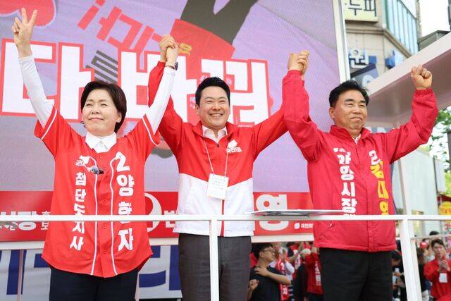 국민의힘 장동혁 상임선거대책위원장이 22일 경기 안양시 범계사거리에서 양향자 경기도지사 후보와 지지를 호소하고 있다. 연합뉴스