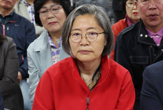 이수정 국민의힘 수원정 당협위원장이 2024년 4월 10일 경기도 수원시 영통구 선거사무소에서 개표 방송을 보는 모습. 연합뉴스