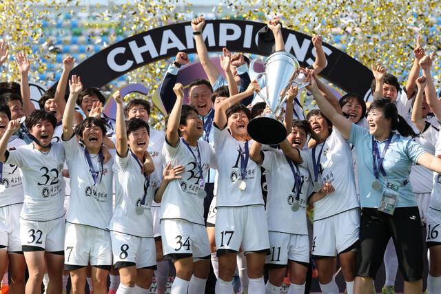 23일 수원종합운동장에서 열린 아시아축구연맹(AFC) 여자 챔피언스리그(AWCL) 결승 내고향여자축구단과 도쿄 베르디 벨레자의 경기. 내고향 선수들이 우승 세리머니를 하고 있다. 연합뉴스