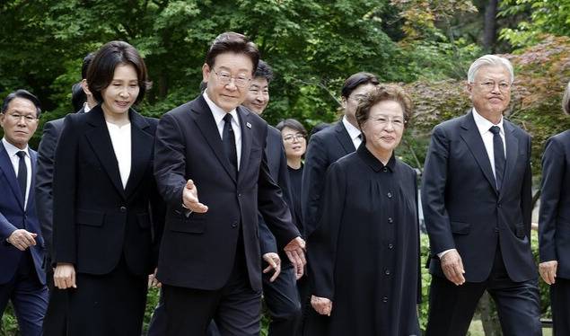 이재명 대통령과 김혜경 여사, 노무현 전 대통령 부인 권양숙 여사가 23일 경남 김해 봉하마을에서 열린 고 노무현 전 대통령 서거 17주기 추도식에 입장하고 있다. 연합뉴스