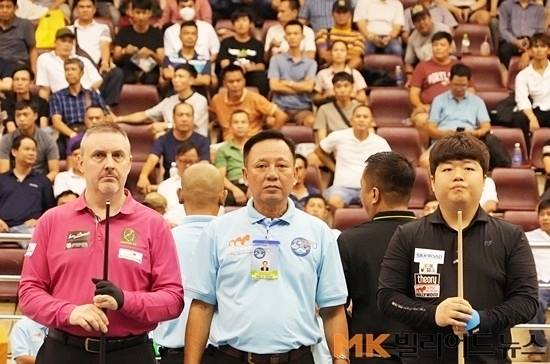 ‘세계 최강 공격수’ 조명우와 프레드릭 쿠드롱이 호치민3쿠션월드컵 16강서 맞대결한다. 경기는 23일 16:30에 열리며 SOOP이 생중계한다. 사진은 2024년 호치민3쿠션월드컵 32강 조별리그 경기를 시작하기 전 모습. (사진=MK빌리어드뉴스 DB)