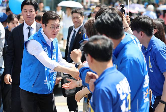 더불어민주당 정원오 서울시장 후보가 22일 서울 노원구 롯데백화점 앞 광장에서 열린 집중유세에서 지지자들과 인사하고 있다. 연합뉴스
