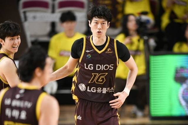 정인덕은 “내가 신인 때부터 지금까지 농구를 한 곳이 바로 LG다. 조기 은퇴라는 힘든 결정을 하고 떠났음에도 다시 받아준 팀이다. 나를 다시 믿고 또 기용해주면서 이 자리까지 올 수 있게 해준 팀이기도 하다. 정말 감사하다는 말 외 드릴 말이 없다”며 감사의 인사를 전했다. 사진=KBL 제공