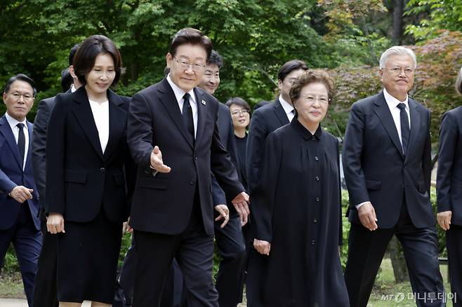 (김해=뉴스1) 이재명 기자 = 이재명 대통령과 김혜경 여사가 23일 경남 김해시 봉하마을에서 열린 故 노무현 전 대통령 서거 17주기 추도식에 입장하고 있디. (청와대통신사진기자단) 2026.5.23/뉴스1 Copyright (C) 뉴스1. All rights reserved. 무단 전재 및 재배포, AI학습 이용 금지. /사진=(김해=뉴스1) 이재명 기자
