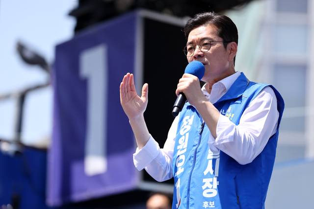 더불어민주당 정원오 서울시장 후보가 22일 서울 롯데백화점 노원점 앞에서 선거 유세를 하고 있다. 연합뉴스