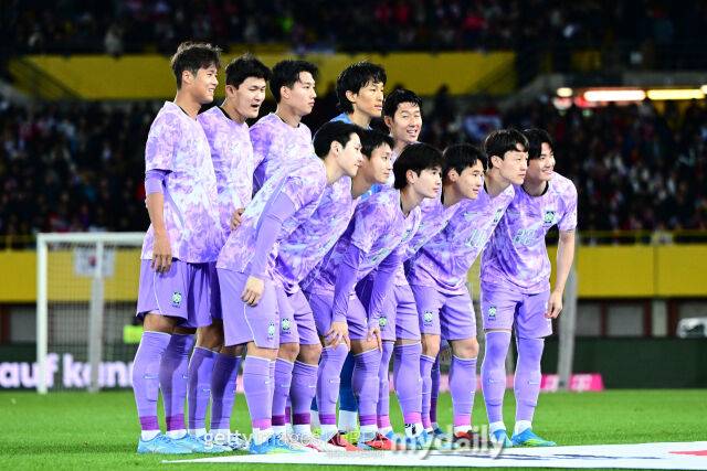축구대표팀이 2026년 3월 오스트리아 빈에서 열린 오스트리아와의 평가전에 앞서 기념 촬영을 하고 있다./게티이미지코리아