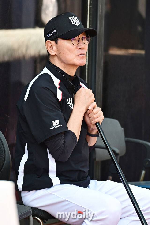 6일 경기도 수원 KT위즈파크에서 열린 '2026 신한 SOL BANK KBO리그' 롯데 자이언츠 와 KT 위즈 경기. KT 이강철 감독이 경기 전 선수들의 훈련을 지켜보고 있다./마이데일리