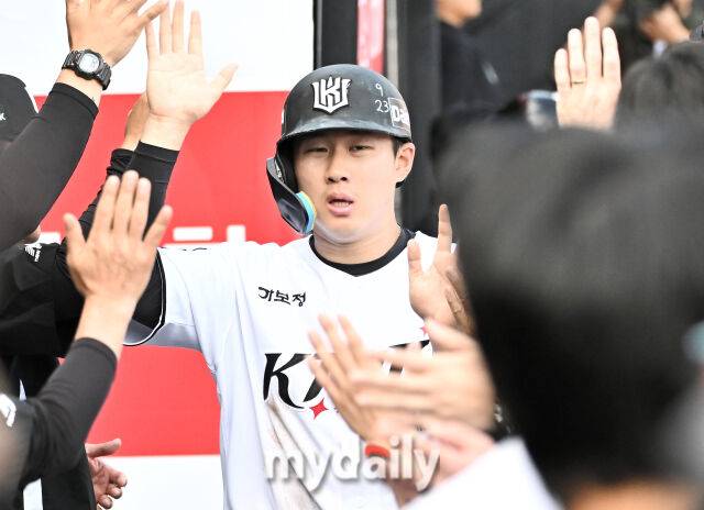 23일 오후 경기도 수원시 조원동 수원KT위즈파크에서 진행된 '2026 프로야구 KBO리그' KT위즈와 NC다이노스의 경기. KT 최원준이 1회말 2사 1,2루서 김민혁의 안타때 홈을 밟은 뒤 환호하고 있다./수원=송일섭 기자