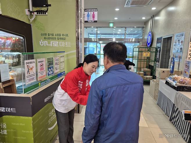김민경 국민의힘 아산을 후보가 지난 20일 충남 아산시 배방읍에 있는 한 마트에서 시민들에게 명함을 건네고 있다. 사진=김도윤 기자