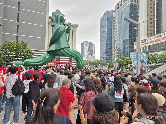 공식 선거운동 첫날인 21일 대구 중구 달구벌대로 현대백화점 앞에 추경호 대구시장 후보의 유세현장을 찾은 시민들 모습. 사진=김도윤 기자
