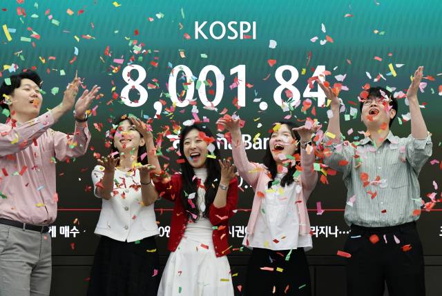 ▲지난 15일 서울 하나은행 본점 딜링룸에서 코스피8000 기념 세리머니가 진행되고 있다. ⓒ연합뉴스