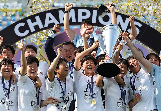 23일 수원 장안구 수원종합운동장에서 열린 아시아축구연맹(AFC) 여자 챔피언스리그(AWCL) 결승 내고향여자축구단과 도쿄 베르디 벨레자의 경기. 우승한 내고향 김경영이 우승컵을 들고 동료들과 시상대에서 기뻐하고 있다. 연합뉴스