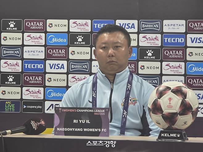 리유일 북한 내고향여자축구단 감독이 23일 수원종합운동장에서 열린 도쿄 베르디 벨레자와의 2025~2026 아시아축구연맹 여자 챔피언스리그 결승전에서 승리한 뒤 기자회견에서 취재진의 질문을 듣고 있다. 수원 | 윤은용 기자
