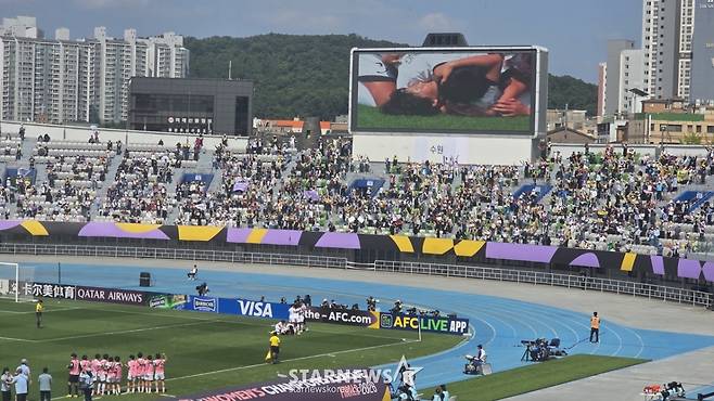 23일 수원종합운동장에서 열린 내고향축구단과 도쿄 베르디 벨레자의 2025-2026 아시아축구연맹(AFC) 여자 챔피언스리그 결승전. 내고향이 선제골을 터뜨리자 기뻐하고 있는 공동 응원단. /사진=김명석 기자