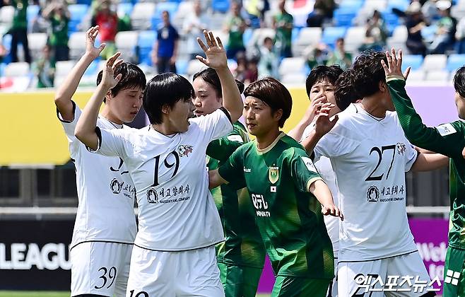 북한 내고향여자축구단 23일 오후 수원종합운동장에서 열린 2025-2026시즌 아시아축구연맹(AFC) 여자 챔피언스리그(AWCL) 결승전에서 일본 도쿄 베르디에 1-0으로 이겼다. 내고향은 전신인 AFC 여자 클럽 챔피언십을 포함해 이 대회에서 북한 팀으로는 처음으로 정상에 올랐다. 수원, 박지영 기자