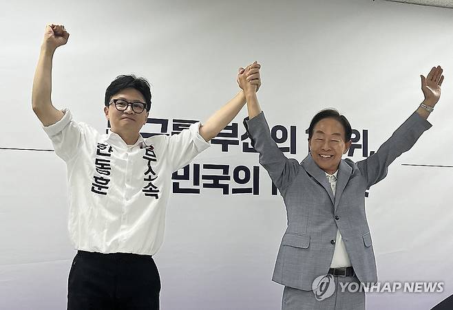 김현철 이사장 "한동훈은 보수의 큰 자산" (부산=연합뉴스) 김재홍 기자 = 김영삼(YS) 전 대통령 차남인 김현철 김영삼 대통령기념재단 이사장(오른쪽)이 23일 오후 부산 북갑 국회의원 보궐선거에 출마한 무소속 한동훈 후보(왼쪽) 선거캠프에서 지지를 선언하는 기자회견을 한 뒤 만세하고 있다. 2026.5.23 pitbull@yna.co.kr