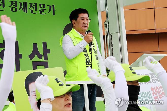 지지 호소하는 최화삼 후보 (담양=연합뉴스) 정다움 기자 = 23일 오전 전남 담양군 대전면 한 도로에서 무소속 최화삼 담양군수 후보가 거리 유세를 하고 있다. 2026.5.23 daum@yna.co.kr