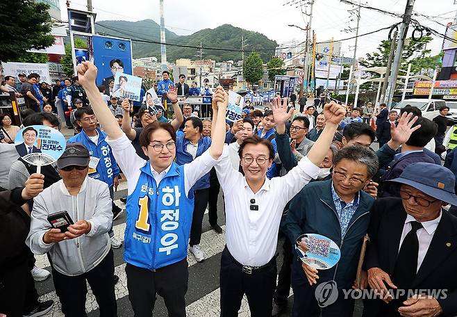 주말 합동유세 나선 전재수·하정우 (부산=연합뉴스) 손형주 기자 = 더불어민주당 전재수 부산시장 후보와 하정우 북갑 국회의원 보궐선거 후보가 23일 오후 부산 북구 구포시장 쌈지공원에서 합동유세를 하고 있다. 2026.5.23 handbrother@yna.co.kr