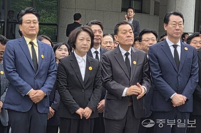 추미애 더불어민주당 경기도지사 후보가 23일 수원 연화장에서 열린 고(故) 노무현 대통령 서거 17주기 추도식에서 참석해 참배하고 있다. 이지은기자