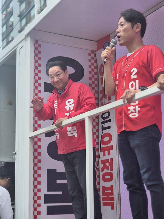 유정복 후보가 23일 서구 건지사거리에서 시민에게 손짓으로 안전을 당부하고 있다. /유정희 기자