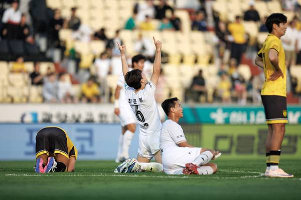 김해FC 선수들이 23일 전남 드래곤즈와 경기 종료 휘슬과 함께 승리 환호를 하고 있다. /프로축구연맹