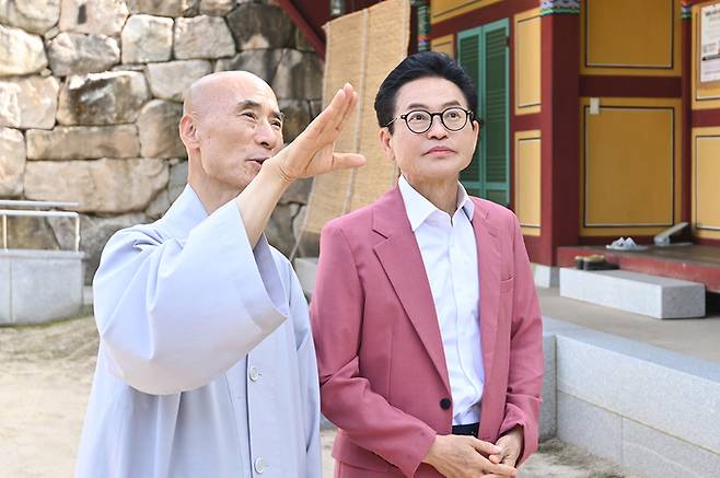 ▲ 이철우 국민의힘 경북도지사 후보가 24일 의성 고운사 봉축법요식에 참석후 주지스님과 이야기를 나누고 있다. 이철우 캠프 제공