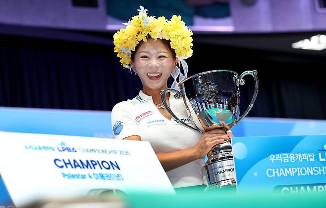 '당구여제' 김가영이 통산 19번째 LPBA 우승을 차지한 뒤 트로피를 들고 활짝 웃고 있다. 사진=PBA
