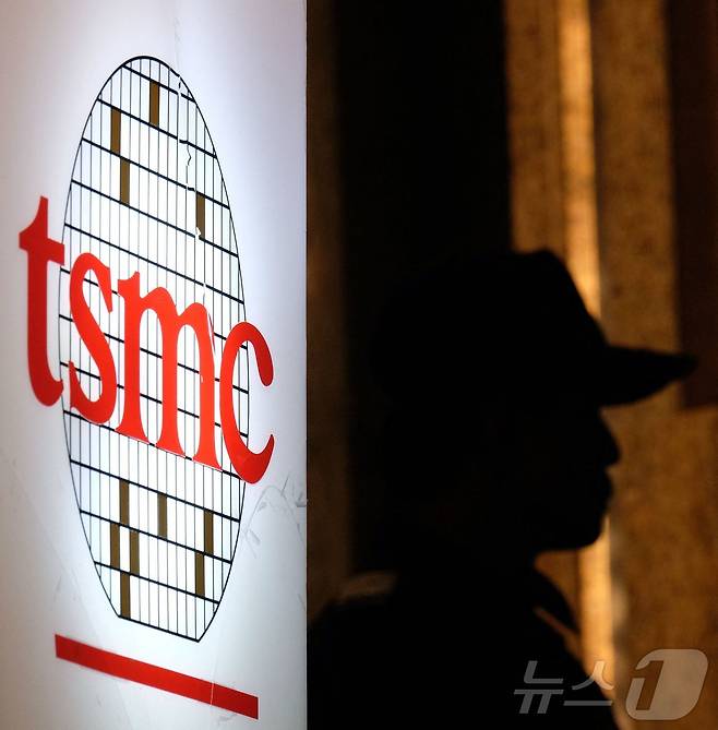 대만 타이베이에서 열린 투자자 컨퍼런스에서 보안 직원이 대만 반도체 제조 회사(TSMC)의 로고 옆에 서 있다. 2024.07.16/ ⓒ AFP=뉴스1